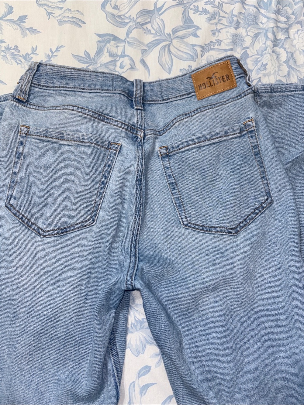 Hollister Ultra High-Rise Mom Jeans - Light Wash Blue